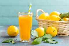 柠檬汁玻璃新鲜的水果叶子木背景维生素喝鸡尾酒
