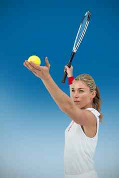 复合图像运动员持有网球网拍准备好了服务