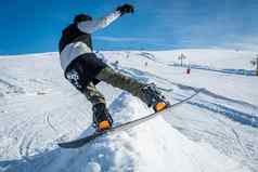 滑雪滑动蓝色的天空