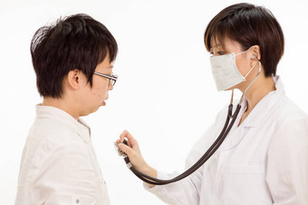 亚洲女医生检查病人的心