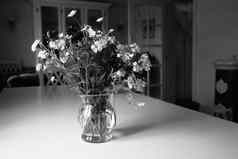 美丽的春天夏天花玻璃花瓶黑色的白色