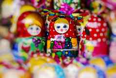 色彩斑斓的俄罗斯嵌套娃娃matreshka市场matriosh