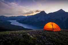 发光的帐篷集脊野营山
