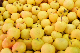 蔬菜水果商出售红色的苹果绿色苹果黄色的<strong>苹果图片</strong>