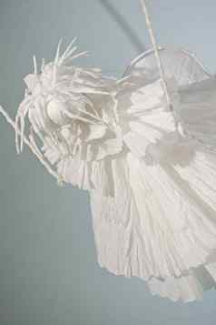 白色长翅膀的天使纸木偶