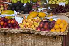 新鲜的异国情调的水果市场两个农夫。丰沙尔木头