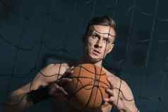 肖像集中运动男人。持有篮球球手