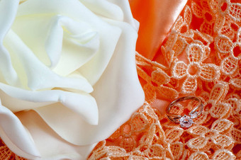 婚礼环色彩斑斓的织物