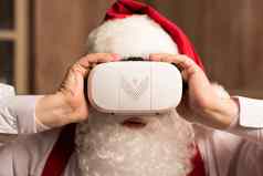 圣诞老人老人穿虚拟现实耳机