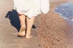 假期旅行女人腿特写镜头走白色沙子relaxi