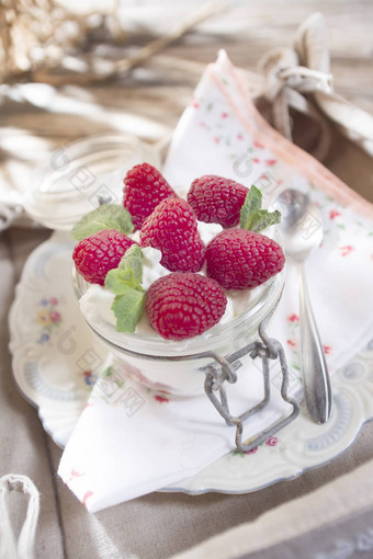 酸奶<strong>树莓</strong>
