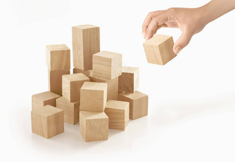 单手玩木盒子孤立的背景