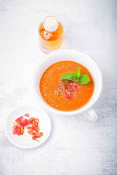 碗新鲜的番茄汤西班牙冷汤
