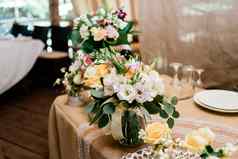婚礼花束黄色的白色粉红色的玫瑰花瓶晚餐表格