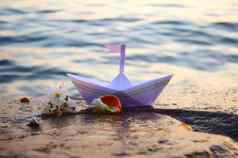 纸船贝壳用钉子钉上樱桃花朵海滨