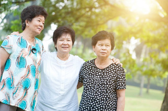 上了年纪的女人在户外