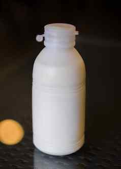 塑料瓶白色牛奶