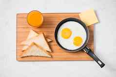 传统的早餐炸鸡蛋板