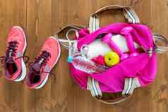 开放体育袋粉红色的运行鞋子木地板上前生活
