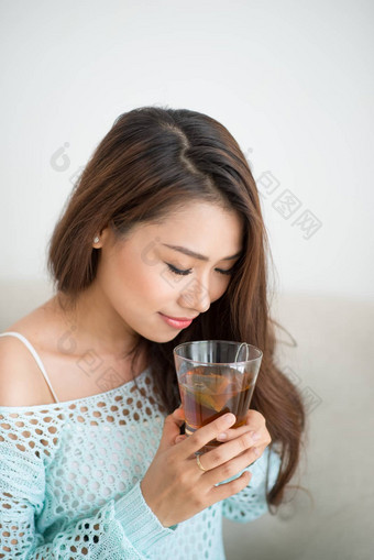 美丽的年轻的亚洲女人喝早....<strong>茶</strong>布瑞亚