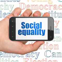 政治概念手持有智能手机社会平等显示