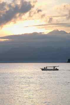 印尼渔夫船早期早....龙目岛火山
