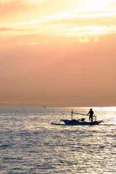 印尼渔夫船日出龙目岛岛背景