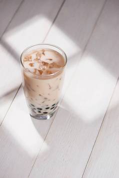 波巴泡沫茶自制的芋头牛奶茶珍珠木