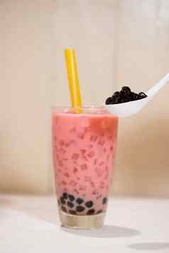 波巴泡沫茶自制的草莓牛奶茶珍珠