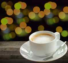 热咖啡白色杯木模糊的光