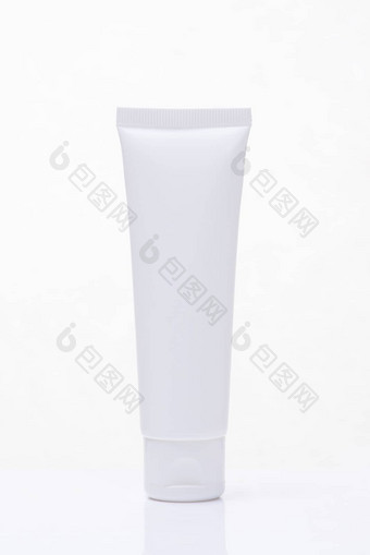 化妆品保湿霜瓶孤立的白色