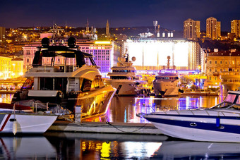 城市里耶卡游艇海滨晚上视图