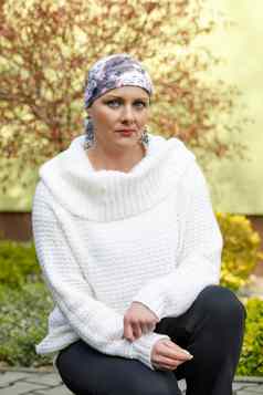 美丽的中间年龄女人癌症病人穿头巾
