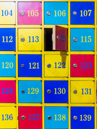 色彩斑斓的编号储物柜