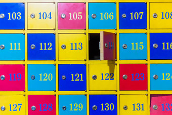 色彩斑斓的编号储物柜