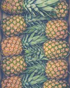 新鲜的市场菠萝