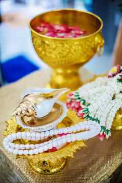 水重新启动泰国传统的婚礼