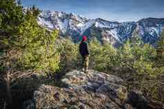 徒步旅行者站考虑美丽的景观旅游热旅行概念运动人游览野生自然户外活动意大利阿尔卑斯山脉意大利