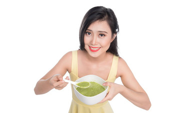 肖像亚洲女人吃持有板绿色蔬菜