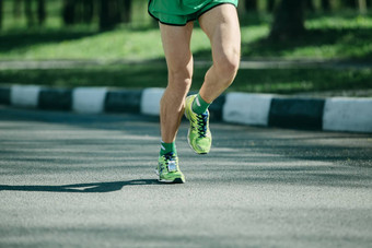 马拉松<strong>跑步</strong>者腿运行<strong>运动鞋</strong>男人。慢跑户外