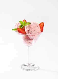 草莓冰奶油圣代