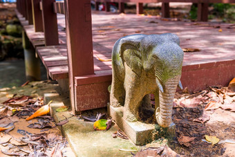 泰国大象使大理石站在户外