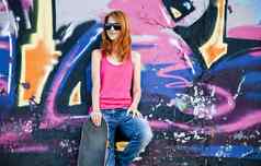风格女孩滑板涂鸦墙