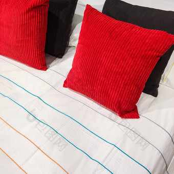 床上红色的黑色的平绒垫子