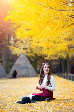 美丽的女孩黄色的叶子纳米岛韩国纳米岛秋天