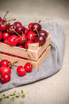 红色的成熟的樱桃小木盒子