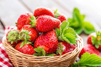 新鲜的草莓篮子木乡村表格特写镜头美味的多汁的红色的浆果健康的吃