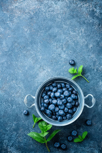 新鲜的蓝莓碗黑暗背景前视图多汁的野生森林浆果越桔健康的吃营养