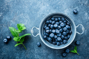 新鲜的蓝莓碗黑暗背景前视图<strong>多汁</strong>的野生森林浆果越桔健康的吃<strong>营养</strong>