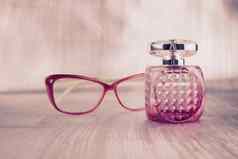 粉红色的眼镜粉红色的香水